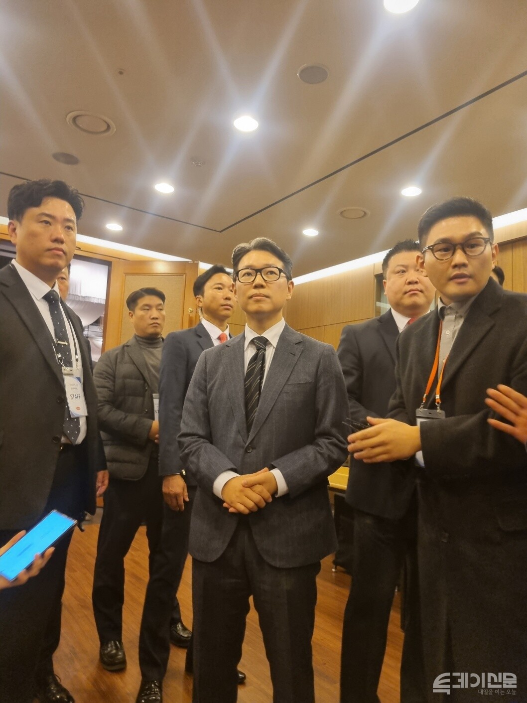 한미약품그룹 지주사 한미사이언스의 임수주주총회가 28일 서울 송파구 잠실 교통회관에서 열렸다. 임시주총이 끝난 뒤 한미사이언스 임종훈 대표가 취재진 앞에 서 있다. ⓒ투데이신문<br>