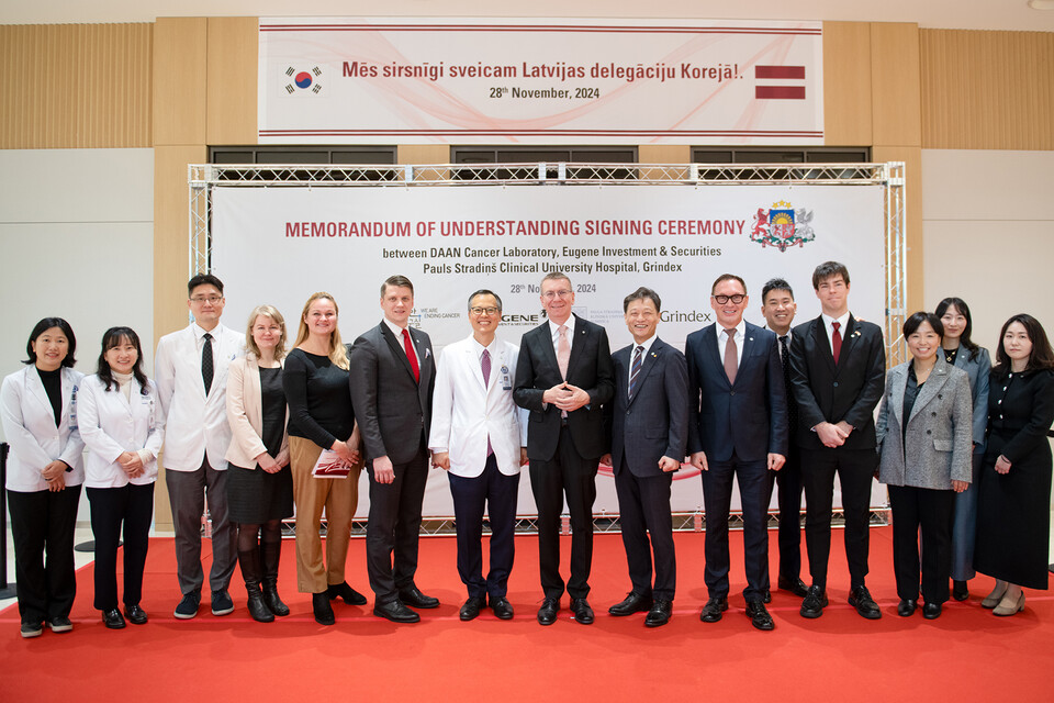 지난 28일 서울 연세대 의과대학 연세암병원에서 진행된 업무협약식에서 참석자들이 기념촬영을 하고 있는 모습. [사진제공=유진투자증권]