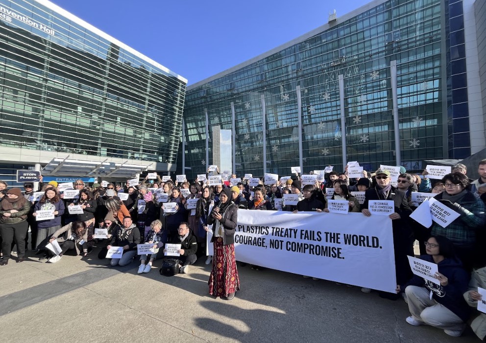 시민단체 연합이 29일 부산시 해운대구 벡스코 앞에서 기자회견을 열고 각국 대표단의 보다 적극적인 대응을 촉구하고 있다. [사진제공=플라스틱 문제를 뿌리뽑는 연대]
