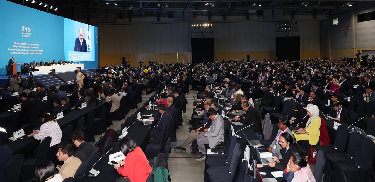 지난달 25일 유엔 플라스틱 협약 제5차 정부간협상위원회가 열린 가운데, 부산시 해운대구 벡스코 제1전시장에서 참가자들이 행사 진행을 지켜보고 있다. [사진제공=뉴시스]