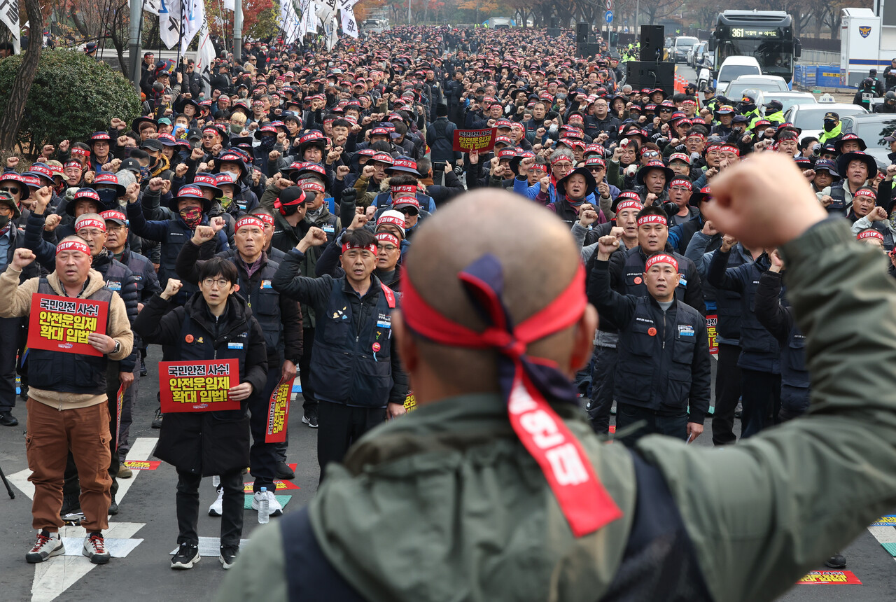 민주노총 공공운수노조 산하 화물연대본부 조합원들이 지난 2일 서울 여의도 국회 앞에서 ‘국민안전 사수! 국회는 일해라! 안전운임제 확대입법하라! 화물연대 확대간부 경고파업 대회’에 참석해 있다. [사진제공=뉴시스]<br>