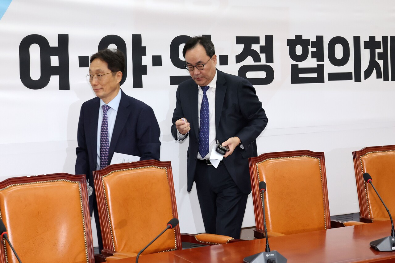 대한의학회 이진우 회장(오른쪽)과 의학전문대학원협회(KAMC) 이종태 이사장이 지난 1일 서울 여의도 국회에서 여야의정 협의체 4차 전체회의가 마친 뒤 진행된 기자회견을 마친 뒤 자리를 벗어나고 있다. [사진제공=뉴시스]<br>