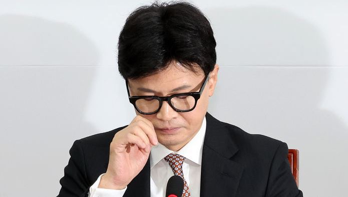 국민의힘 한동훈 대표가 지난 4일 오전 서울 여의도 국회에서 열린 최고위원회의에서 발언하다 잠시 안경을 고쳐 쓰고 있다. [사진출처=뉴시스]