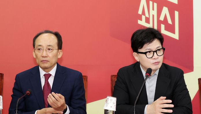 국민의힘 한동훈 대표가 지난 10월 28일 오전 서울 여의도 국회에서 열린 최고위원회의에서 발언하고 있다. 왼쪽은 추경호 원내대표. [사진출처=뉴시스]