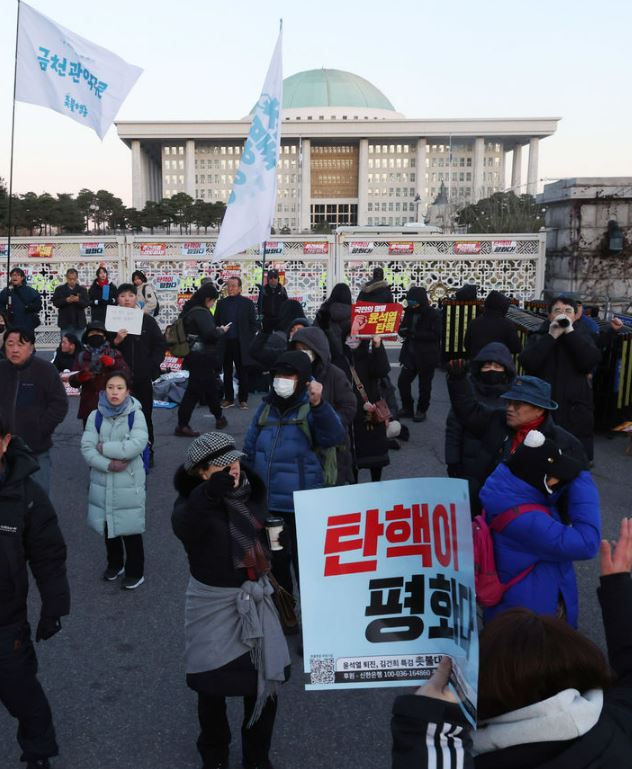 4일 오전 서울 여의도 국회 앞에서 시민들이 '윤석열 대통령 탄핵' 구호를 외치고 있다.&nbsp;[사진출처=뉴시스]<br>