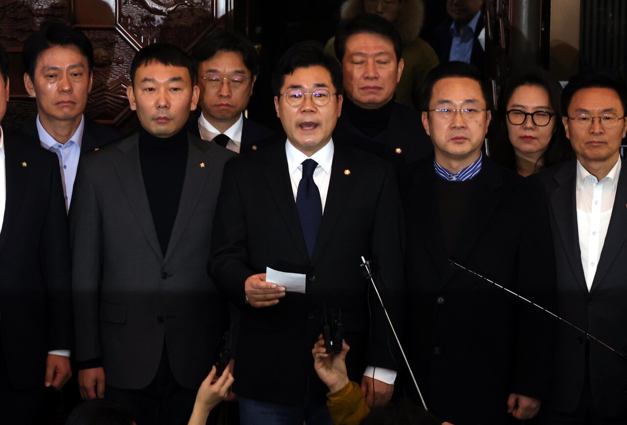 박찬대 더불어민주당 원내대표가 4일 서울 여의도 국회 본회의장 앞에서 윤석열 대통령의 하야를 촉구하는 성명을 발표하고 있다. [사진출처=뉴시스]