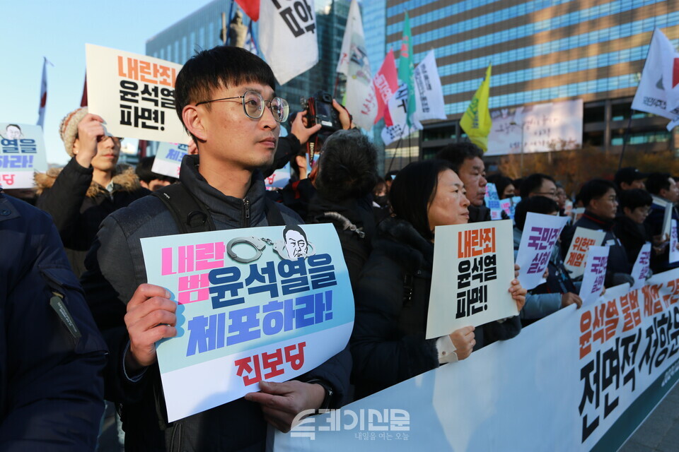 시민사회단체들이 4일 오전 광화문광장에서 불법계엄 규탄 내란죄 윤석열 퇴진 국민주권 실현을 위한 전면적 저항운동 선포 전국민 비상 행동 긴급 기자회견을 진행하고 있다. ⓒ투데이신문