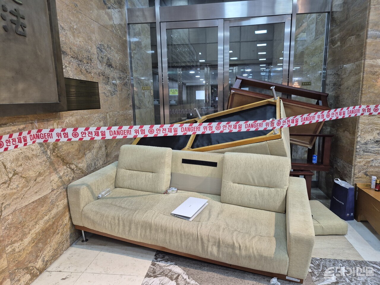 4일 오전 서울 여의도 국회 본관 내 시설들이 파손돼 있다. ⓒ투데이신문