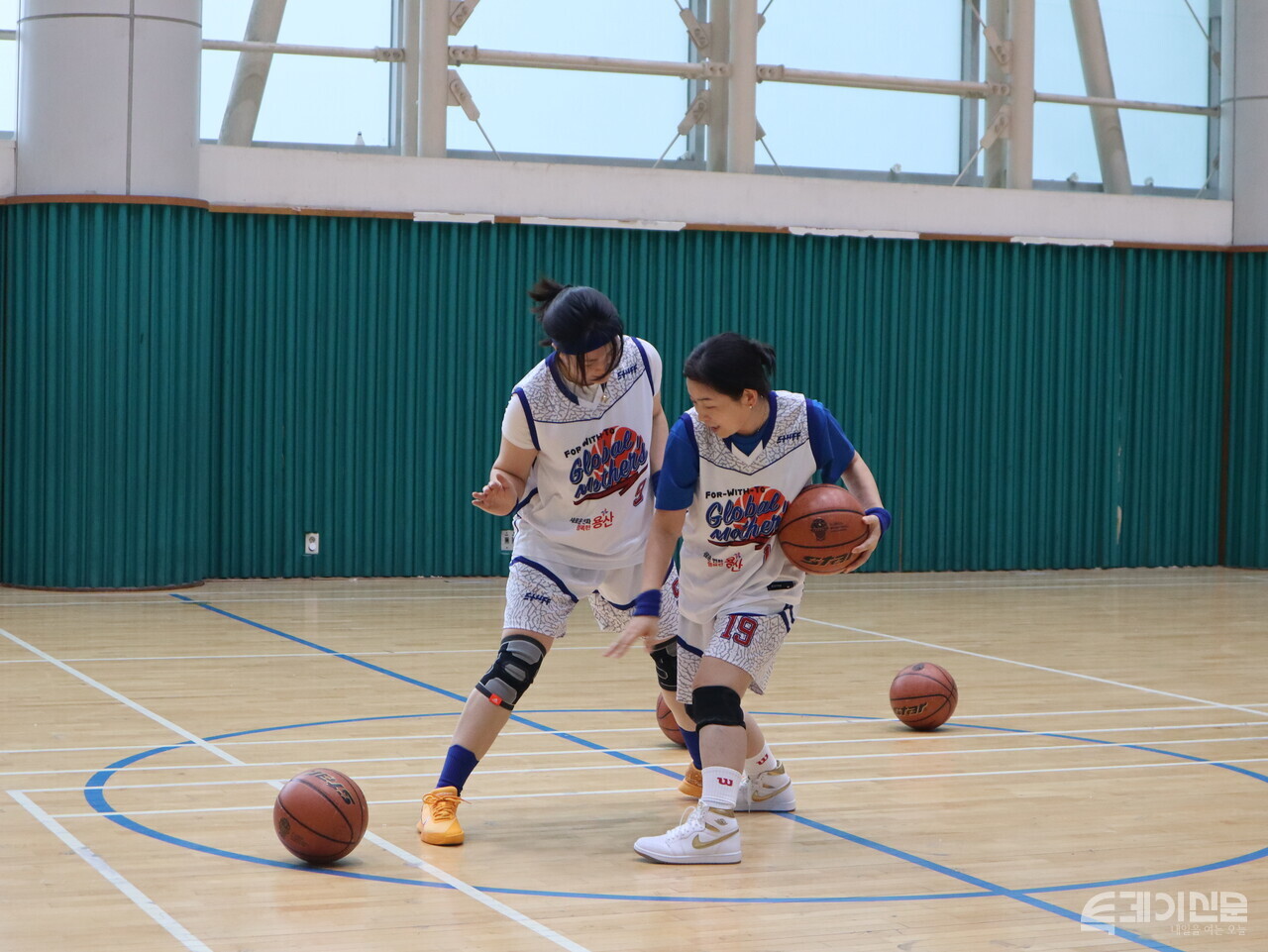 지아(왼쪽)씨와 상씨가 농구 연습을 하고 있다. ⓒ투데이신문