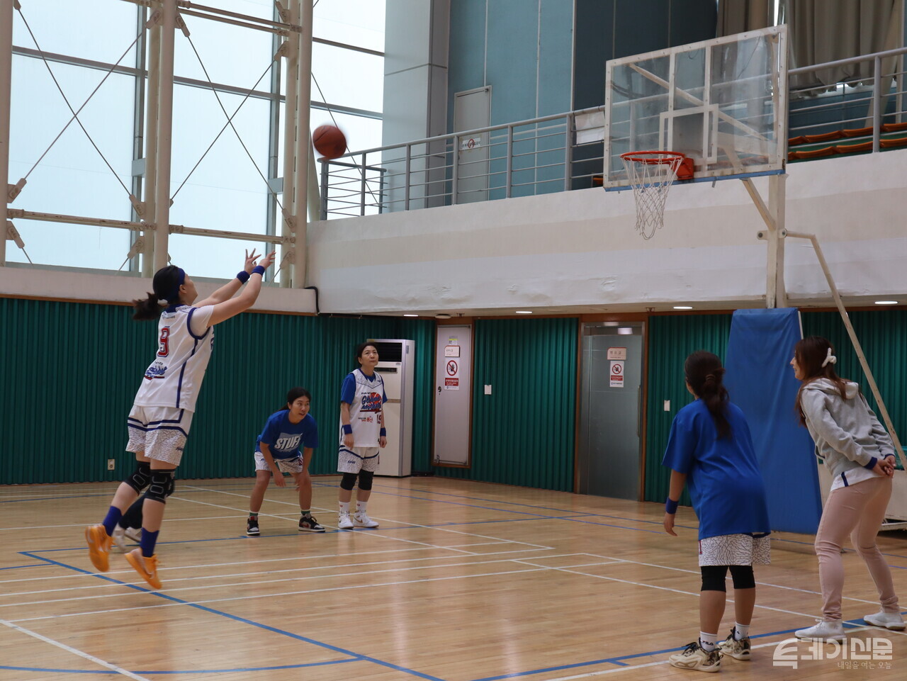 포위드투 글로벌 마더스 농구단이 연습경기를 펼치고 있다. ⓒ투데이신문