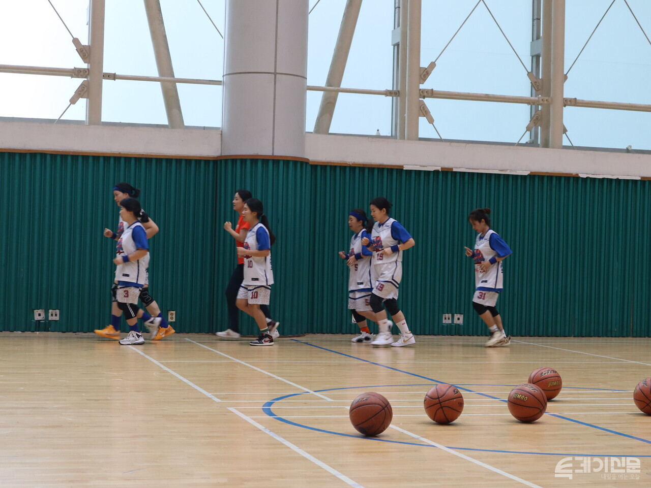 포위드투 글로벌 마더스 농구단이 훈련 전 체력 운동을 하고 있다. ⓒ투데이신문