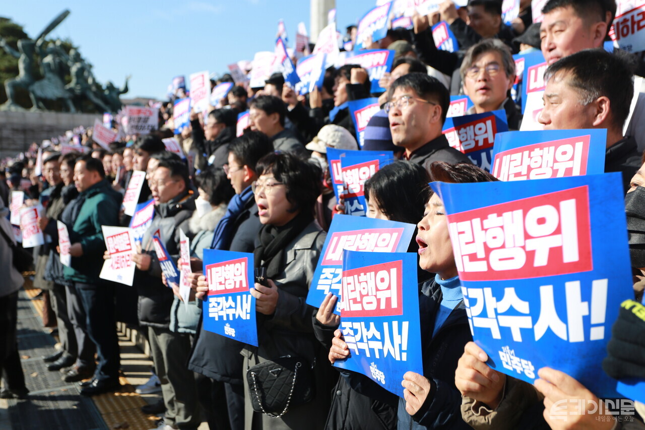 더불어민주당을 비롯한 야당 의원들과 시민들이 지난 4일 서울 여의도 국회 본청 계단에서 열린 ‘윤석열 대통령 사퇴촉구 탄핵추진 비상시국대회’에서 구호를 외치고 있다. ⓒ투데이신문