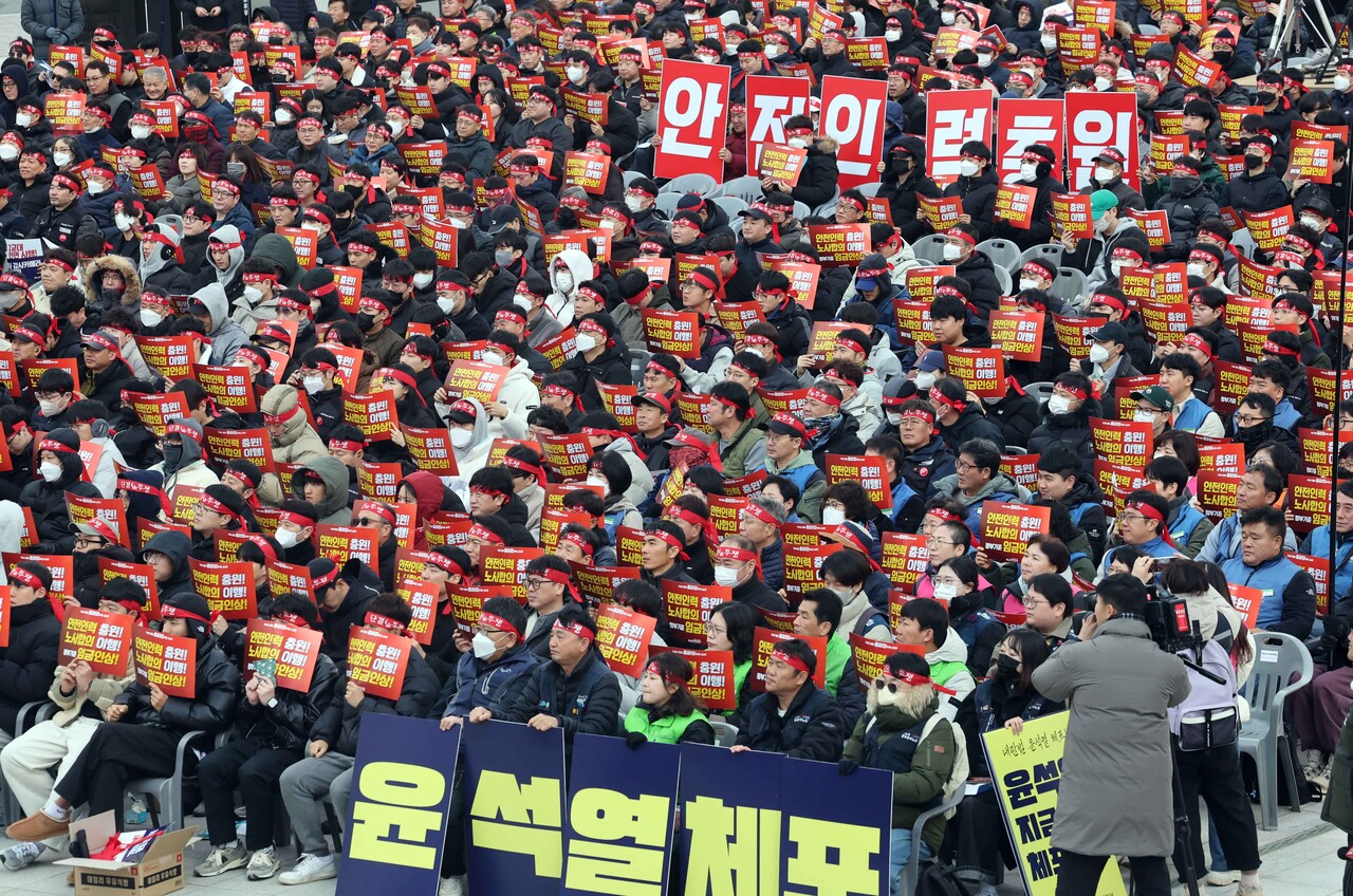 부산시 동구 부산역 광정에서 전국철도노동조합 조합원들이 총파업 출정식을 열고 있다. [사진제공=뉴시스]