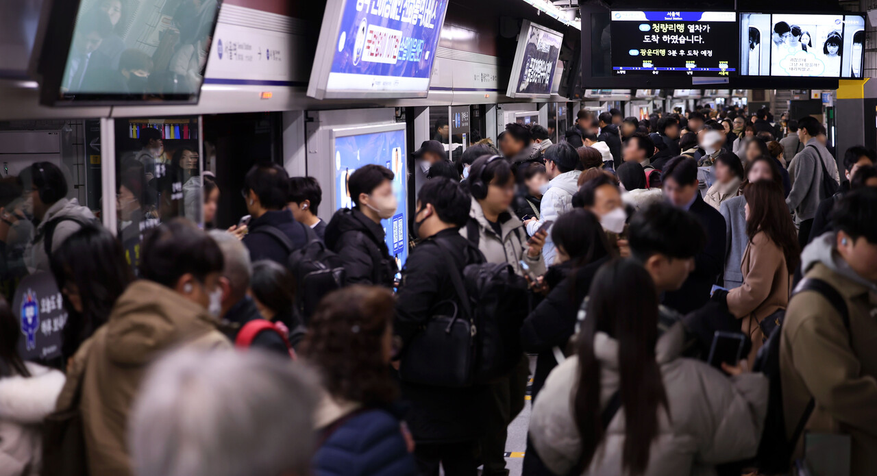 서울교통공사 노사 간 임금·단체협약(임단협) 협상이 타결됨에 따라 파업이 철회된 6일 서울역에서 시민들이 정상 운영 중인 지하철을 이용하고 있다. [사진제공=뉴시스]<br>