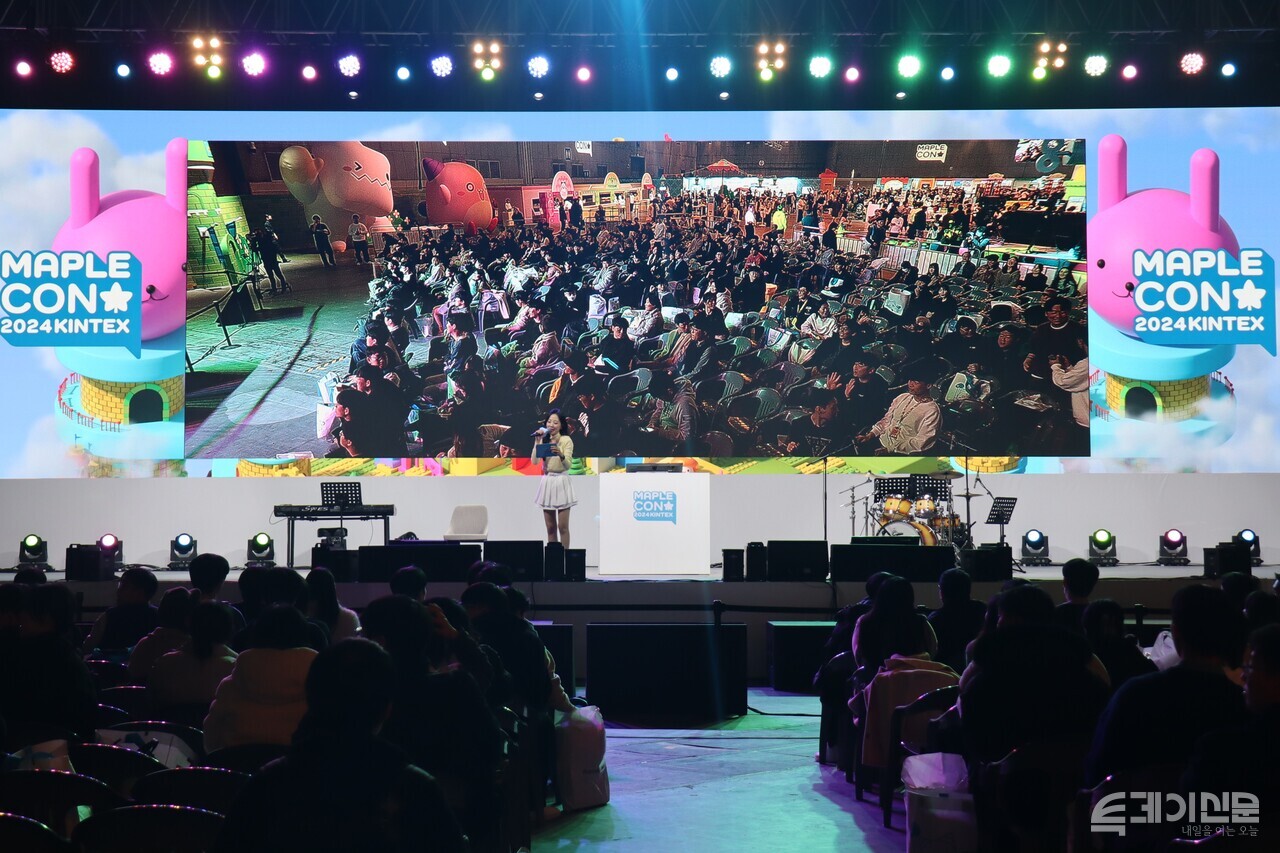 무대 프로그램이 진행되는 ‘원더 스테이지’에서 행사가 진행되고 있다. ⓒ투데이신문