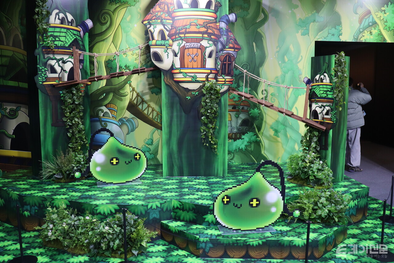 전시를 체험할 수 있는 ‘어드벤처 로드’에서 메이플스토리의 맵을 경험할 수 있다. ⓒ투데이신문