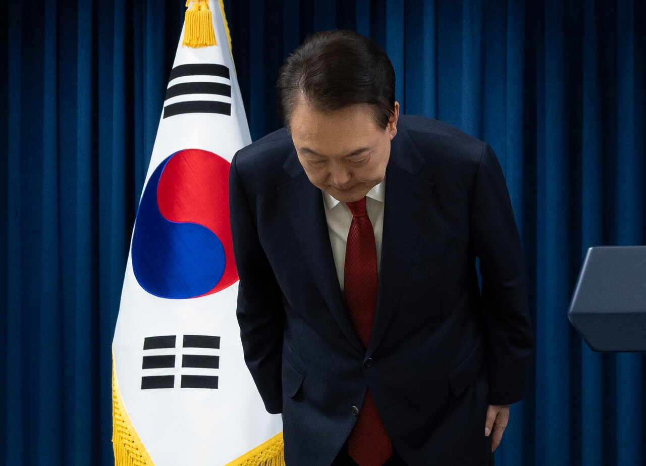 윤석열 대통령이 7일 서울 용산 대통령실 청사에서 국회 본회의 대통령 탄핵소추안 표결을 앞두고 대국민 담화를 발표하며 고개숙여 사과하고 있다. [사진제공=대통령실/뉴시스]&nbsp;<br>