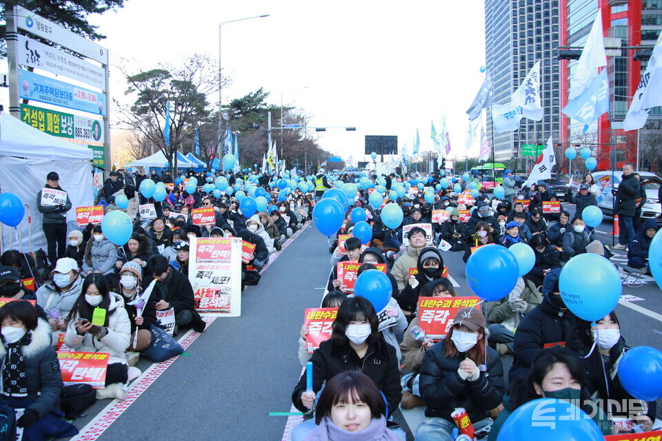 촛불행동이 7일 오후 서울 여의도공원 인근에서 118차 촛불대행진 긴급전국행동을 진행하고 있다. ⓒ투데이신문