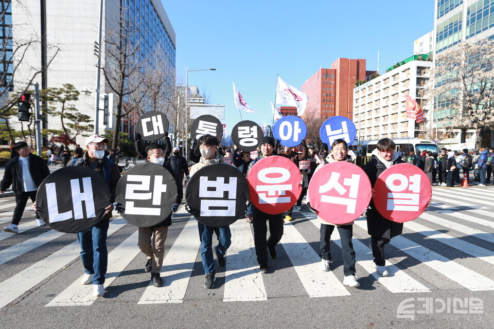 민주노총 조합원들이 7일 오후 서울 여의도 일대를 행진하고 있다. ⓒ투데이신문