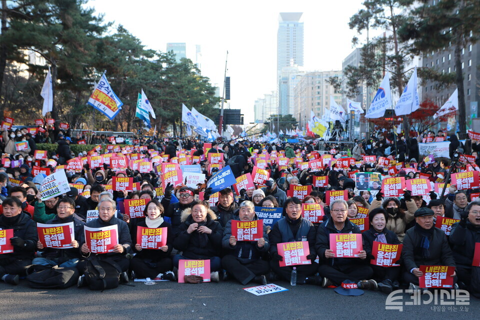 7일 오후 서울 여의도 국회 앞은 윤석열 대통령에 대한 탄핵소추안 통과를 촉구하는 시민들로 가득찼다. ⓒ투데이신문