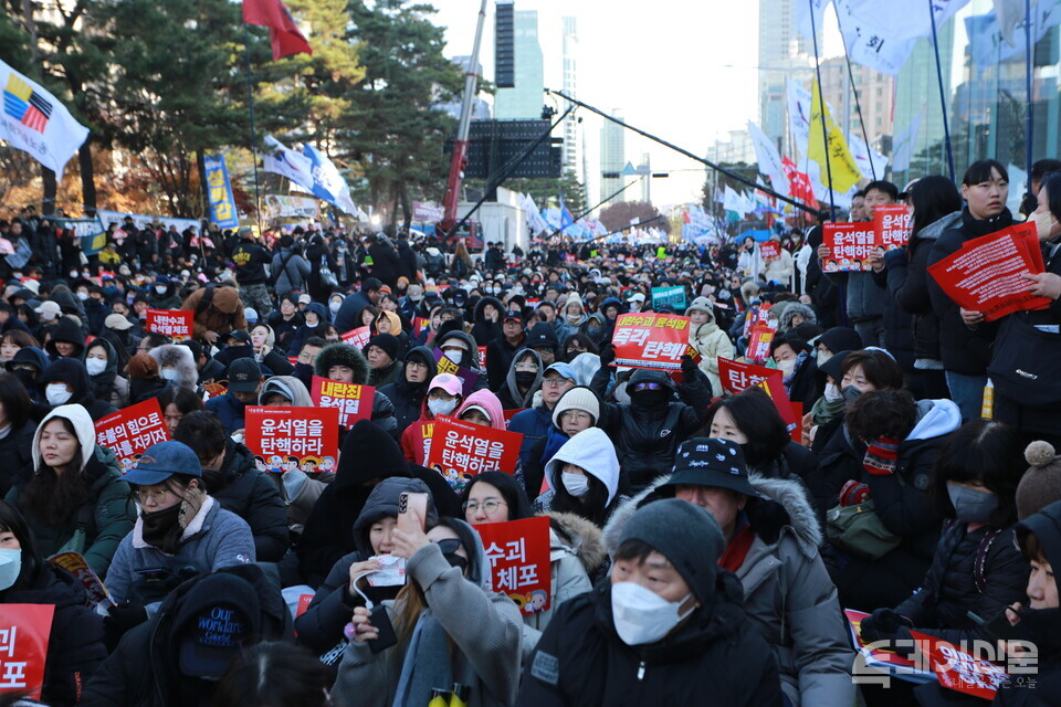 7일 오후 서울 여의도 국회 앞은 윤석열 대통령에 대한 탄핵소추안 통과를 촉구하는 시민들로 가득찼다. ⓒ투데이신문
