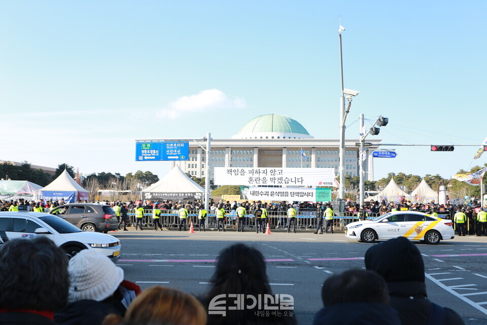 7일 국회앞에 모인 시민들 ⓒ투데이신문