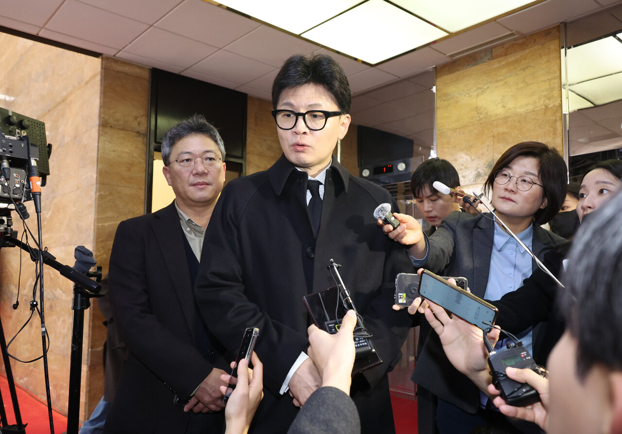 한덕수 국무총리와 회동을 마친 한동훈 국민의힘 대표가 7일 서울 여의도 국회 당대표실로 들어서며 취재진 질문에 답하고 있다. 2024.12.07.<br>