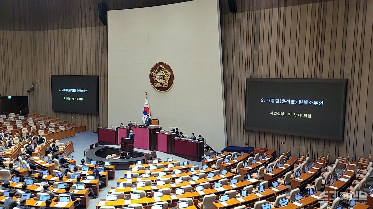 7일 오후 윤석열 대통령 탄핵소추안 표결을 앞두고 국회 본회의장 국민의힘 의원석에 안철수 의원만이 자리를 지키고 있다.&nbsp;ⓒ투데이신문<br>