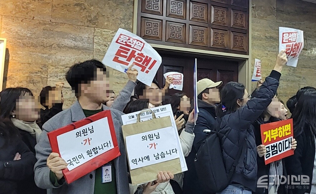 더불어민주당 보좌진들이 국회 본회의장을 퇴장하는 국민의힘 의원들을 향해&nbsp;“부역자”라는 비판을 하고&nbsp;있다. ⓒ투데이신문&nbsp;<br>