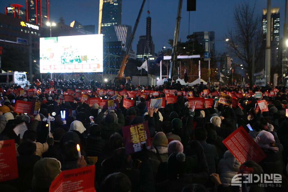 시민들이 7일 서울 여의도 국회 앞에서 윤석열 대통령에 대한 탄핵소추안 통과를 촉구하고 있다. ⓒ투데이신문