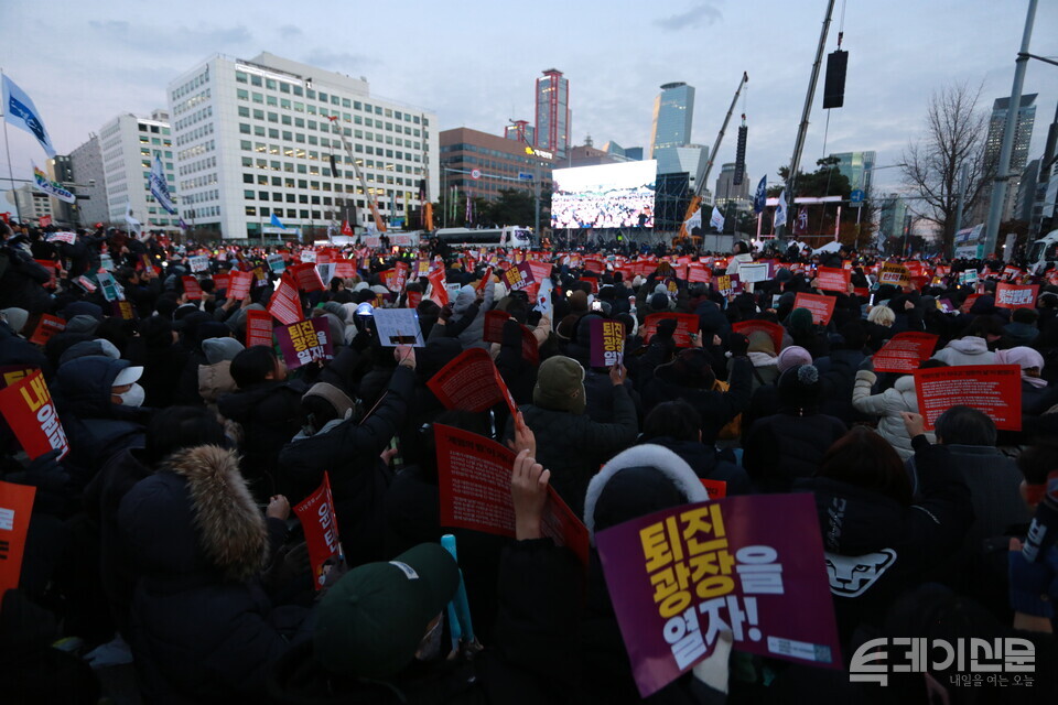 시민들이 7일 서울 여의도 국회 앞에서 윤석열 대통령에 대한 탄핵소추안 통과를 촉구하고 있다. ⓒ투데이신문