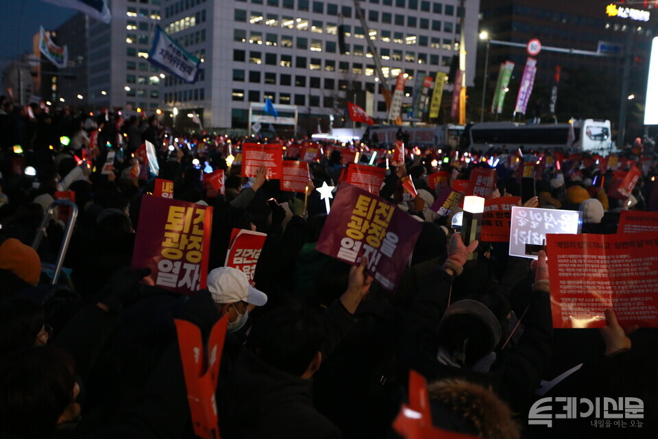 시민들이 7일 서울 여의도 국회 앞에서 윤석열 대통령에 대한 탄핵소추안 통과를 촉구하고 있다. ⓒ투데이신문