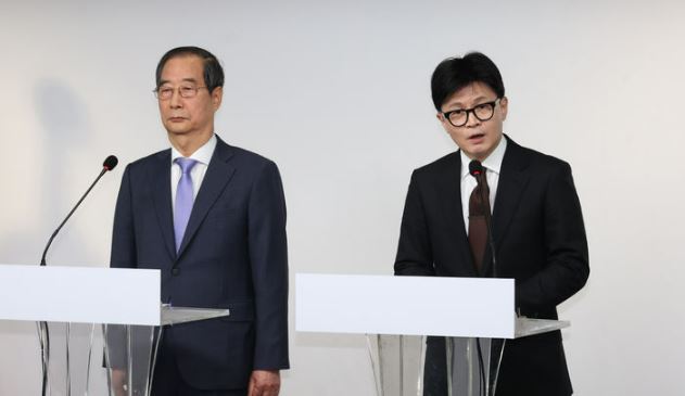 국민의힘 한동훈 대표와 한덕수 국무총리가 8일 서울 여의도 국민의힘 당사에서 대국민 공동 담화를 하고 있다. [사진출처=뉴시스]<br>