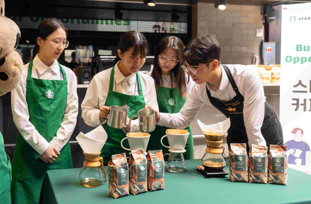 스타벅스&nbsp;코리아가&nbsp;교육기부&nbsp;NGO&nbsp;단체인&nbsp;‘JA(Junior&nbsp;Achievement)&nbsp;코리아’와 지난 10월 29일 바리스타&nbsp;직무&nbsp;체험을&nbsp;할&nbsp;수&nbsp;있는&nbsp;‘JOB&nbsp;박람회’를 열었다. [사진제공=스타벅스 코리아]