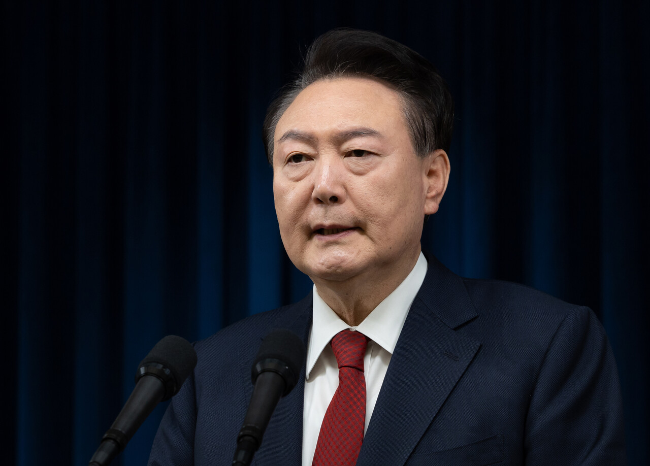 윤석열 대통령이 지난 7일 오전 대국민 담화를 통해 비상계엄 사태에 대한 입장을 밝히고 있다. [사진출처=뉴시스]