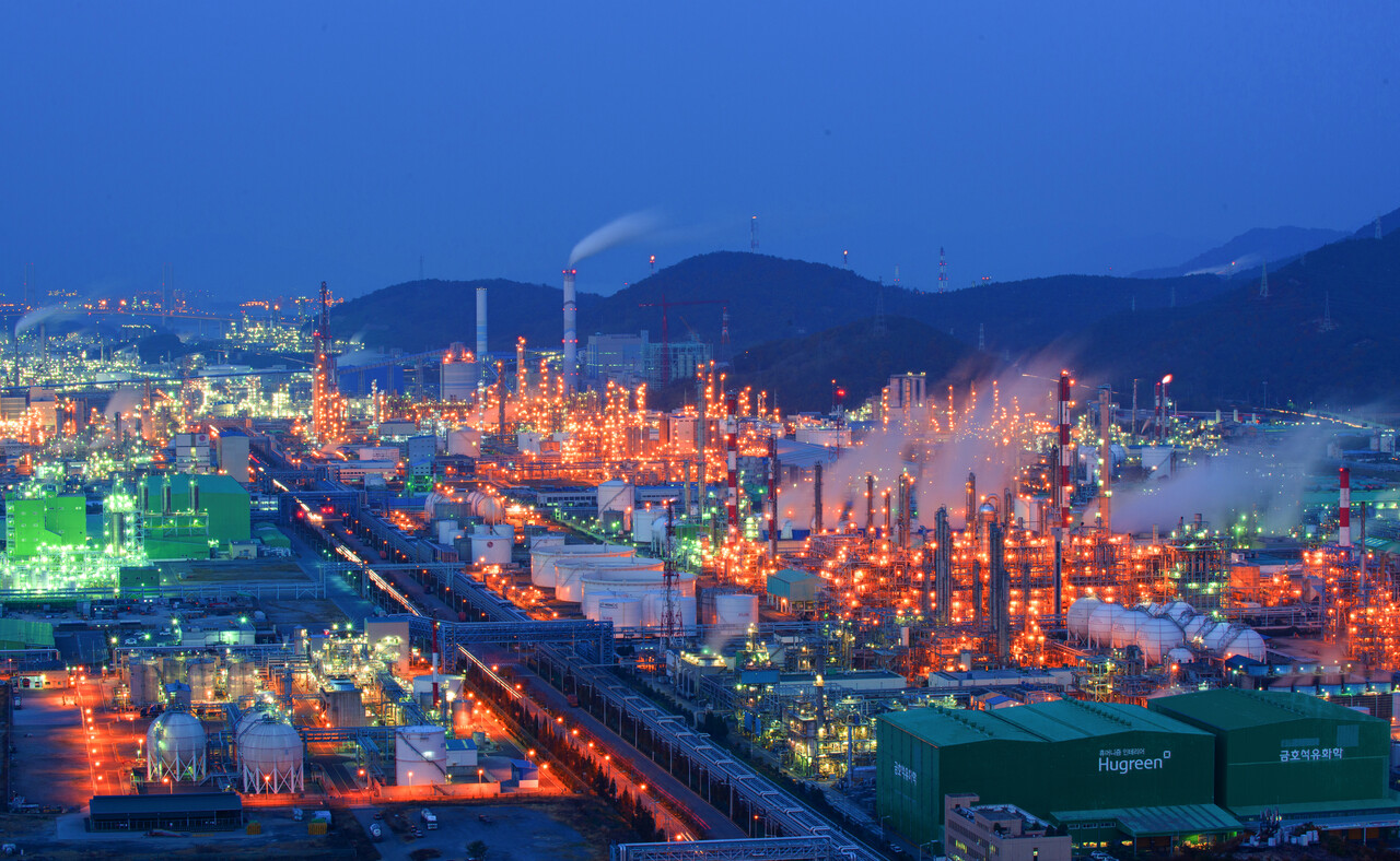 롯데케미칼, LG화학 등 석유화학 공장이 집중된 여수 산업단지 전경 [사진출처=뉴시스]