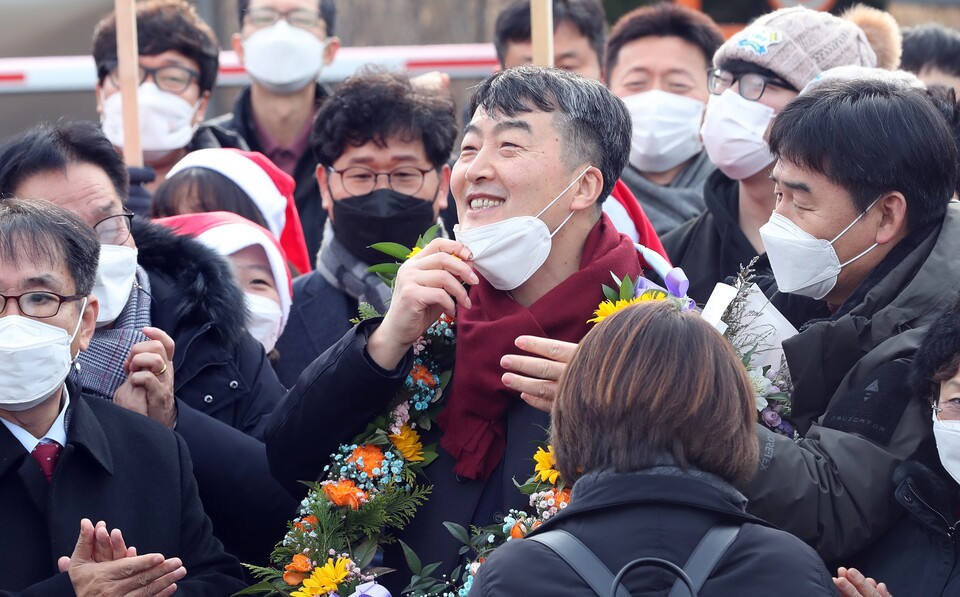 내란선동 등의 혐의로 복역 중이던 이석기 전 통합진보당 의원이 지난 2021년 12월 24일 오전 대전교도소에서 출소하며 밝은 표정을 짓고 있다. [사진출처=뉴시스]