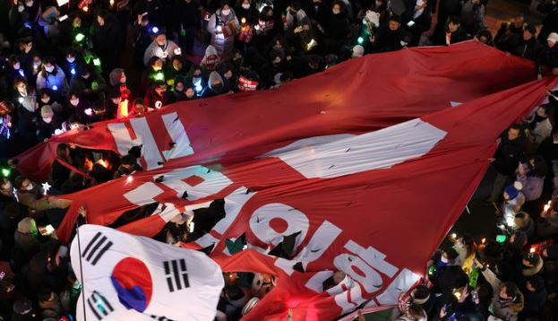 지난 9일 서울 여의도 국민의힘 당사 앞에서 시민들이 윤석열 대통령 탄핵과 국민의힘 해체를 촉구하며 대형 현수막을 찢고 있다. [사진출처=뉴시스]<br>