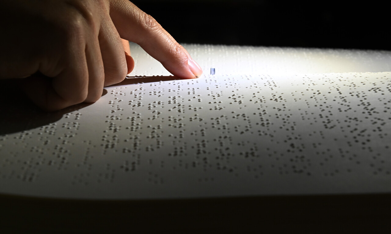 점자를 짚고 있는 사진. 기사와 무관. [사진제공=뉴시스]