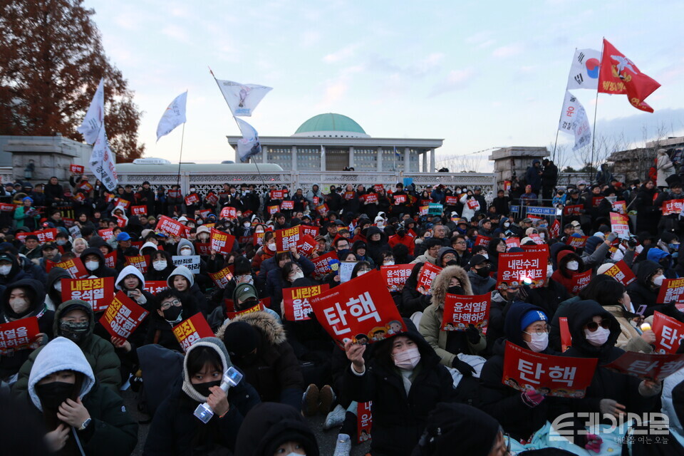 지난 7일 서울 여의도 국회 앞에 대통령 탄핵소추안 통과를 촉구하는 시민들이 구호를 외치고 있다. ⓒ투데이신문