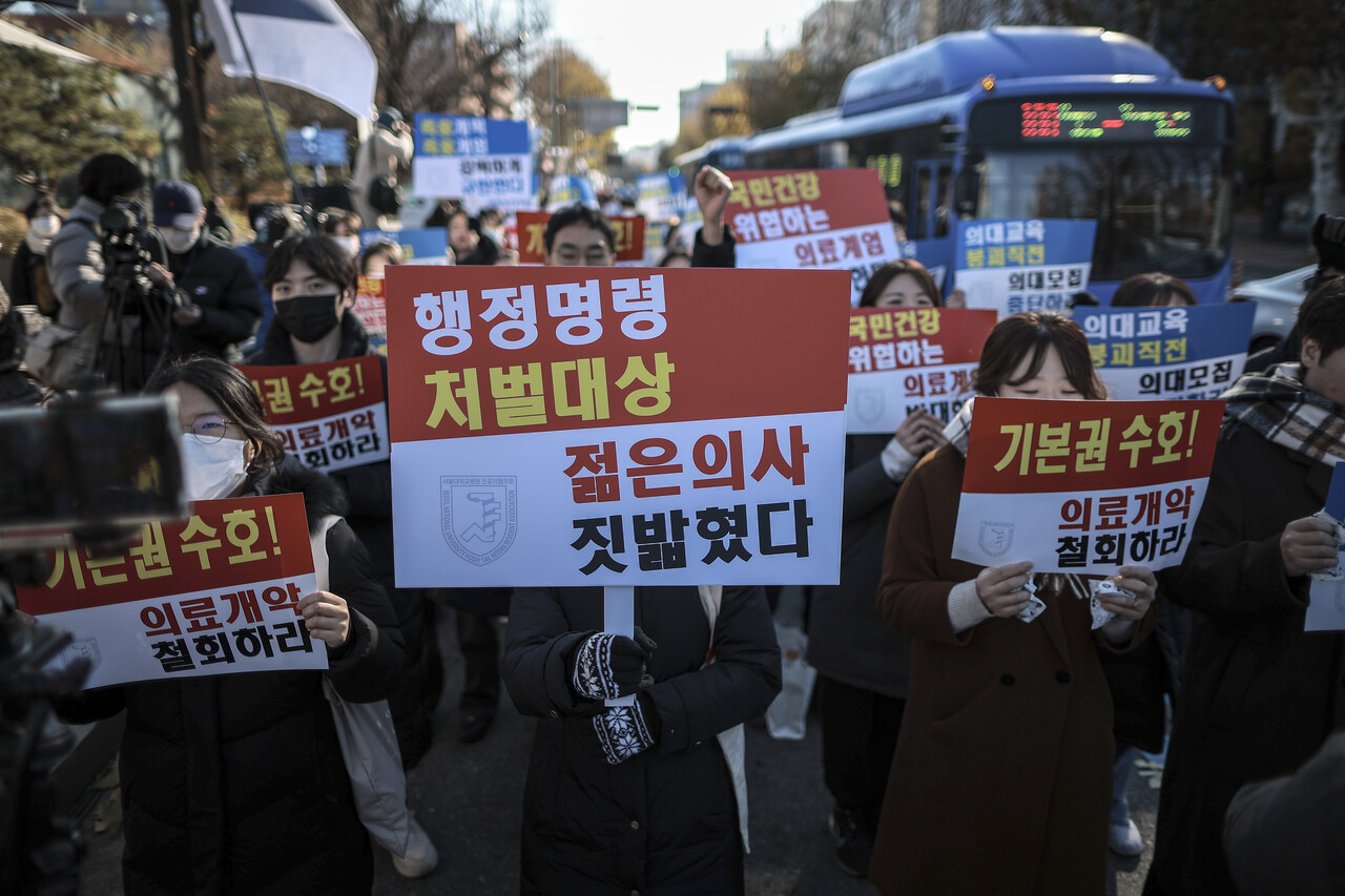 지난 8일 서울 종로구 대학로에서 진행된 서울대병원 전공의협의회 비상대책위원회 ‘젊은 의사 의료계엄 규탄 집회’에서 사직 전공의를 포함한 젊은 의사들이 참석해 있다. [사진제공=뉴시스]<br>