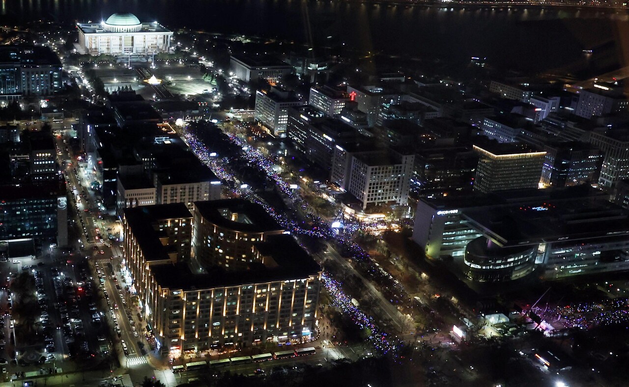 윤석열 대통령에 대한 탄핵 소추안 표결을 하루 앞둔 13일 저녁 서울 여의도 국회의사당 앞에 모인 시민들의 모습 [사진제공=뉴시스]