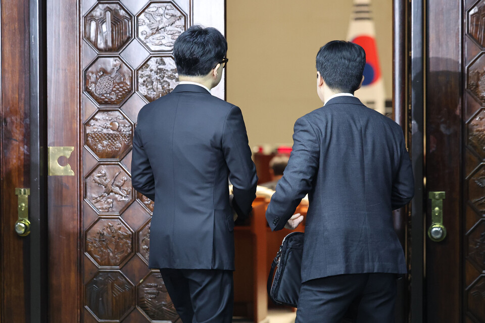 14일 서울 여의도 국회에서 열린 국민의힘 비상의원총회에 국민의힘 한동훈 대표가 들어서고 있다. [사진제공=뉴시스]