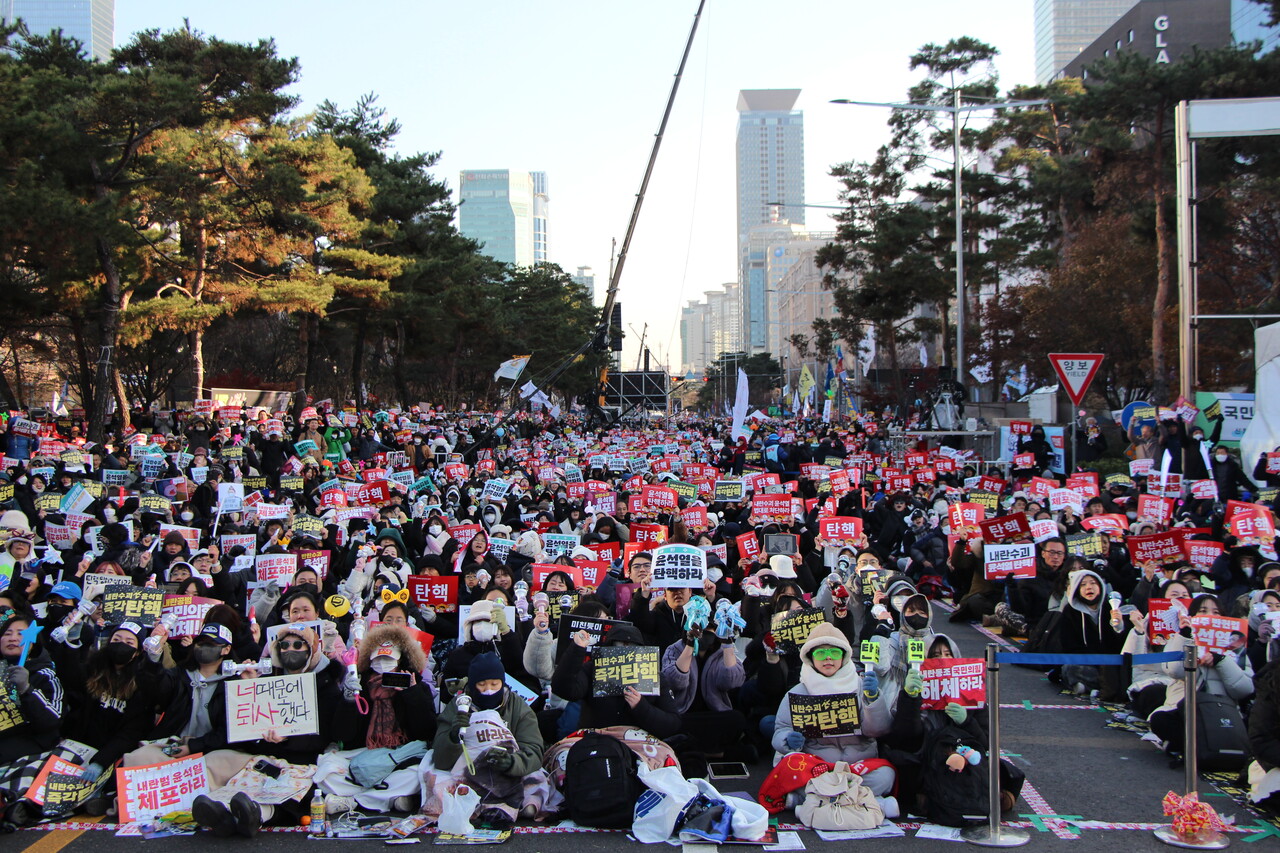 14일 윤석열 대통령 탄핵을 촉구하기 위해 모인 시민들. ⓒ투데이신문
