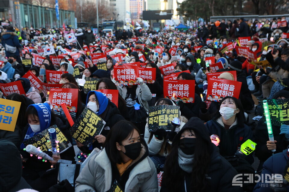 14일 서울 여의도 국회 앞에 모인 시민들이 윤석열 대통령 탄핵을 촉구하고 있다. ⓒ투데이신문