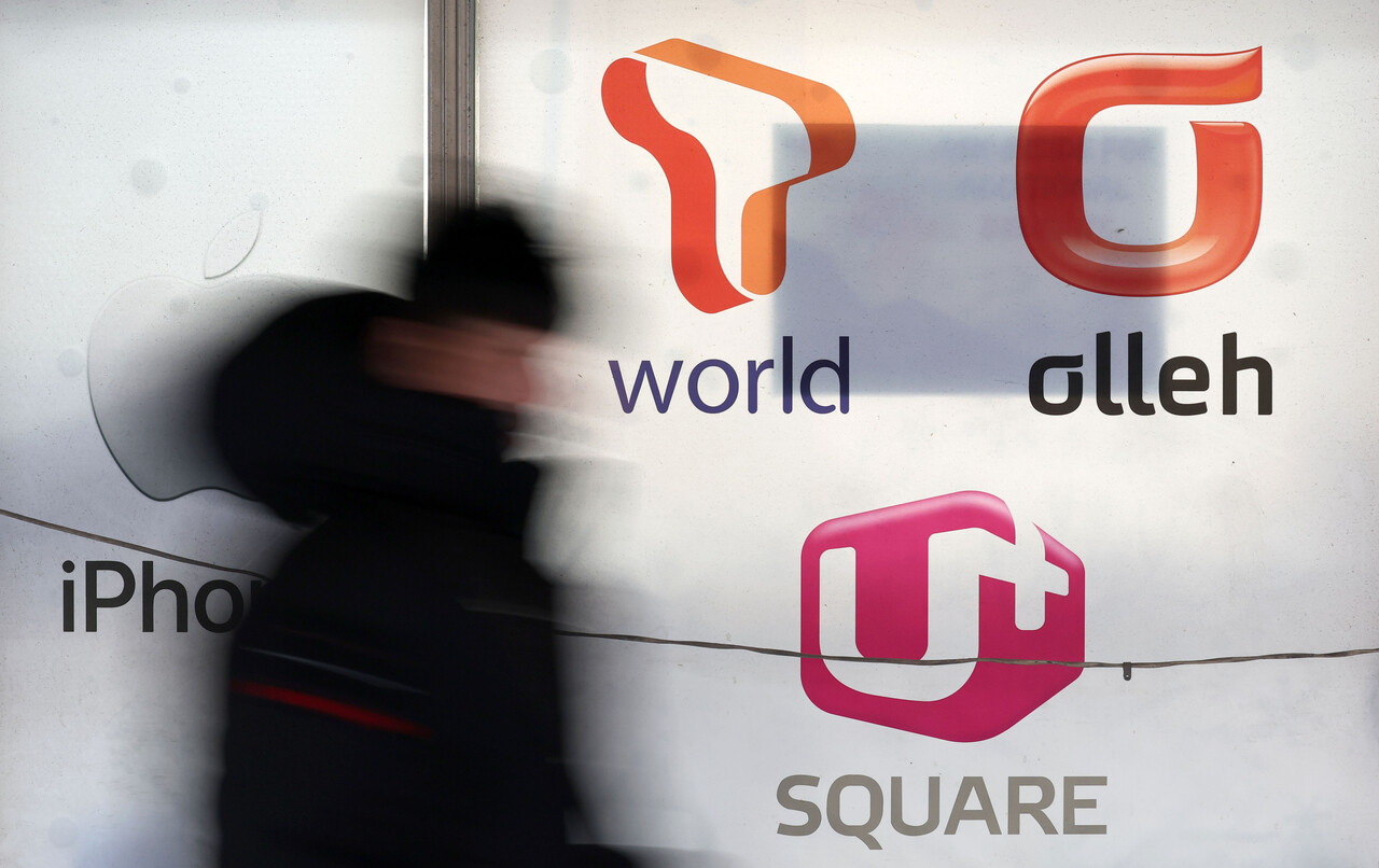 2014년 제정된 이동통신단말장치 유통구조 개선에 관한 법률(단통법)이 폐지된다. 서울 소재 휴대전화 매장에 이동통신 3사 로고가 붙어 있다. [사진제공=뉴시스]