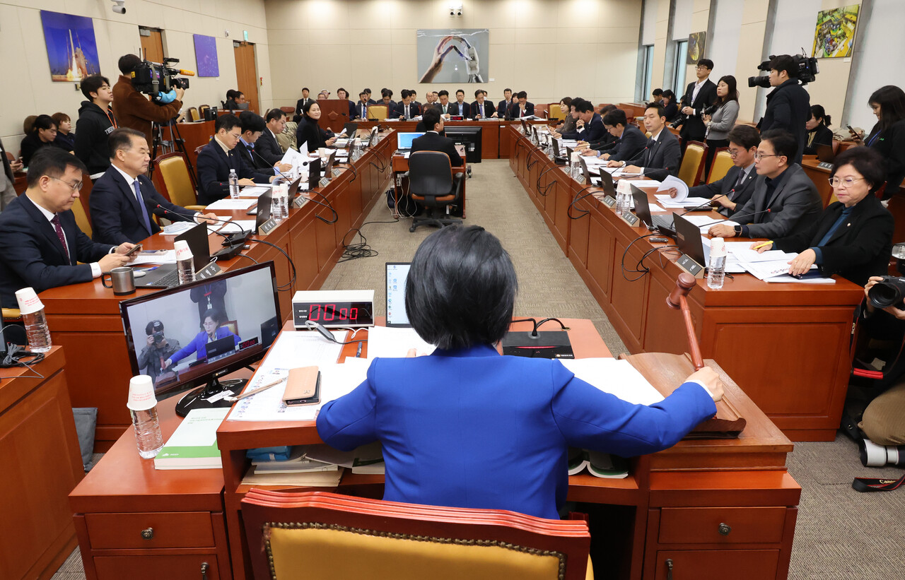 서울 여의도 국회에서 열린 과학기술정보방송통신위원회 전체회의에서 최민희 위원장이 이동통신단말장치 유통구조 개선에 관한 법률(단통법) 폐지안을 의결하며 의사봉을 두드리고 있다. [사진제공=뉴시스]