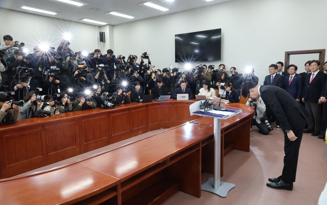 한동훈 국민의힘 대표가 16일 오전 서울 여의도 국회에서 당대표 사퇴 기자회견에서 머리숙여 사과하고 있는 모습. [사진제공=뉴시스]<br>