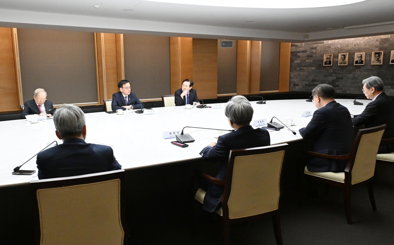 최상목 경제부총리 겸 기획재정부 장관과 경제 6개 단체가 17일 서울 대한상공회의소에서 간담회를 갖고 있다. [사진출처=기획재정부]