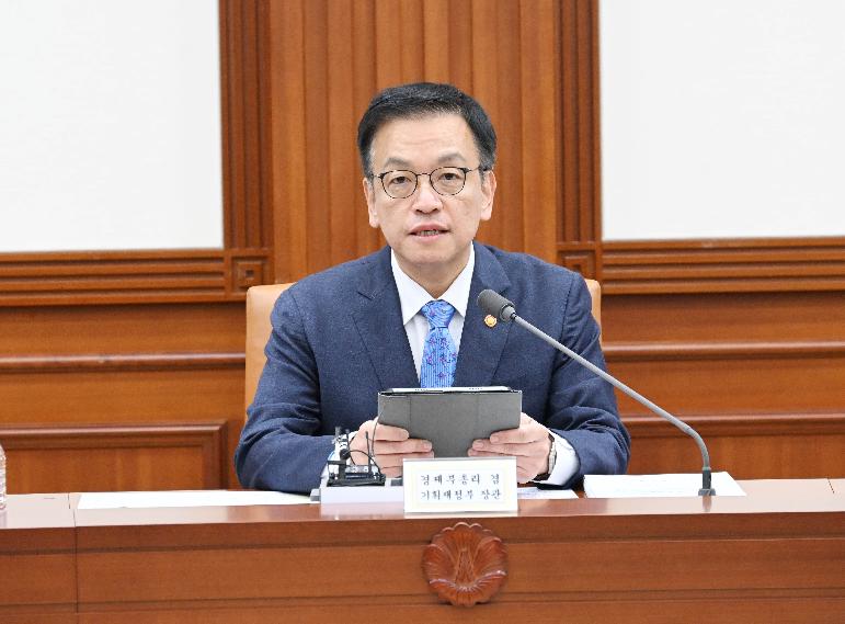 최상목 부총리 겸 기획재정부 장관이 12월 18일 오전 서울 종로구 정부서울청사에서 열린 '경제관계장관회의 겸 투자활성화장관회의'를 주재, 모두발언을 하고 있다. [사진출처=기획재정부]